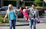 Volendam 5 juli 2013
Jan Smit met zijn zwangere vrouw Liza en dochtertje Emma aan het wandelen.
Peter Smulders bv