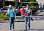 Volendam 5 juli 2013
Jan Smit met zijn zwangere vrouw Liza en dochtertje Emma aan het wandelen.
Peter Smulders bv