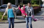 Volendam 5 juli 2013
Jan Smit met zijn zwangere vrouw Liza en dochtertje Emma aan het wandelen.
Peter Smulders bv