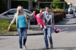 Volendam 5 juli 2013
Jan Smit met zijn zwangere vrouw Liza en dochtertje Emma aan het wandelen.
Peter Smulders bv