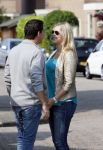 Volendam 5 juli 2013
Jan Smit met zijn zwangere vrouw Liza en dochtertje Emma aan het wandelen.
Peter Smulders bv