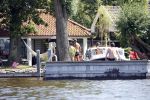 Loosdrecht 21 juli 2013
Jeroen Pauw heeft ongeluk gehad en zijn voet zit helemaal onder het bloed . Zijn vriendin nimet groeneweg troost hem als ze op zijn boot de whiteman ( vernoemd naar Paul Witteman) naar zijn huis toe varen.
Peter Smulders bv