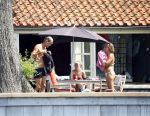 Loosdrecht 21 juli 2013
Jeroen Pauw heeft ongeluk gehad en zijn voet zit helemaal onder het bloed . Zijn vriendin nimet groeneweg troost hem als ze op zijn boot de whiteman ( vernoemd naar Paul Witteman) naar zijn huis toe varen.
Peter Smulders bv