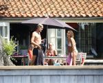 Loosdrecht 21 juli 2013
Jeroen Pauw heeft ongeluk gehad en zijn voet zit helemaal onder het bloed . Zijn vriendin nimet groeneweg troost hem als ze op zijn boot de whiteman ( vernoemd naar Paul Witteman) naar zijn huis toe varen.
Peter Smulders bv