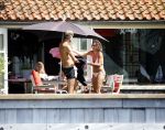 Loosdrecht 21 juli 2013
Jeroen Pauw heeft ongeluk gehad en zijn voet zit helemaal onder het bloed . Zijn vriendin nimet groeneweg troost hem als ze op zijn boot de whiteman ( vernoemd naar Paul Witteman) naar zijn huis toe varen.
Peter Smulders bv