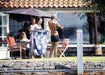 Loosdrecht 21 juli 2013
Jeroen Pauw heeft ongeluk gehad en zijn voet zit helemaal onder het bloed . Zijn vriendin nimet groeneweg troost hem als ze op zijn boot de whiteman ( vernoemd naar Paul Witteman) naar zijn huis toe varen.
Peter Smulders bv
