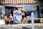 Loosdrecht 21 juli 2013
Jeroen Pauw heeft ongeluk gehad en zijn voet zit helemaal onder het bloed . Zijn vriendin nimet groeneweg troost hem als ze op zijn boot de whiteman ( vernoemd naar Paul Witteman) naar zijn huis toe varen.
Peter Smulders bv
