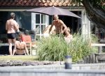 Loosdrecht 21 juli 2013
Jeroen Pauw heeft ongeluk gehad en zijn voet zit helemaal onder het bloed . Zijn vriendin nimet groeneweg troost hem als ze op zijn boot de whiteman ( vernoemd naar Paul Witteman) naar zijn huis toe varen.
Peter Smulders bv