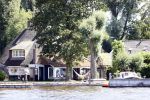 Loosdrecht 21 juli 2013
Jeroen Pauw heeft ongeluk gehad en zijn voet zit helemaal onder het bloed . Zijn vriendin nimet groeneweg troost hem als ze op zijn boot de whiteman ( vernoemd naar Paul Witteman) naar zijn huis toe varen.
Peter Smulders bv