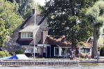 Loosdrecht 21 juli 2013
Jeroen Pauw heeft ongeluk gehad en zijn voet zit helemaal onder het bloed . Zijn vriendin nimet groeneweg troost hem als ze op zijn boot de whiteman ( vernoemd naar Paul Witteman) naar zijn huis toe varen.
Peter Smulders bv