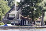 Loosdrecht 21 juli 2013
Jeroen Pauw heeft ongeluk gehad en zijn voet zit helemaal onder het bloed . Zijn vriendin nimet groeneweg troost hem als ze op zijn boot de whiteman ( vernoemd naar Paul Witteman) naar zijn huis toe varen.
Peter Smulders bv