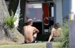 Loosdrecht 21 juli 2013
Jeroen Pauw heeft ongeluk gehad en zijn voet zit helemaal onder het bloed . Zijn vriendin nimet groeneweg troost hem als ze op zijn boot de whiteman ( vernoemd naar Paul Witteman) naar zijn huis toe varen.
Peter Smulders bv