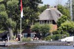 Loosdrecht 21 juli 2013
Jeroen Pauw heeft ongeluk gehad en zijn voet zit helemaal onder het bloed . Zijn vriendin nimet groeneweg troost hem als ze op zijn boot de whiteman ( vernoemd naar Paul Witteman) naar zijn huis toe varen.
Peter Smulders bv