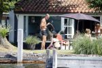 Loosdrecht 21 juli 2013
Jeroen Pauw heeft ongeluk gehad en zijn voet zit helemaal onder het bloed . Zijn vriendin nimet groeneweg troost hem als ze op zijn boot de whiteman ( vernoemd naar Paul Witteman) naar zijn huis toe varen.
Peter Smulders bv