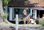 Loosdrecht 21 juli 2013
Jeroen Pauw heeft ongeluk gehad en zijn voet zit helemaal onder het bloed . Zijn vriendin nimet groeneweg troost hem als ze op zijn boot de whiteman ( vernoemd naar Paul Witteman) naar zijn huis toe varen.
Peter Smulders bv