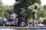 Loosdrecht 21 juli 2013
Jeroen Pauw heeft ongeluk gehad en zijn voet zit helemaal onder het bloed . Zijn vriendin nimet groeneweg troost hem als ze op zijn boot de whiteman ( vernoemd naar Paul Witteman) naar zijn huis toe varen.
Peter Smulders bv