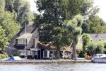 Loosdrecht 21 juli 2013
Jeroen Pauw heeft ongeluk gehad en zijn voet zit helemaal onder het bloed . Zijn vriendin nimet groeneweg troost hem als ze op zijn boot de whiteman ( vernoemd naar Paul Witteman) naar zijn huis toe varen.
Peter Smulders bv