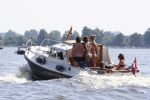 Loosdrecht 21 juli 2013
Jeroen Pauw heeft ongeluk gehad en zijn voet zit helemaal onder het bloed . Zijn vriendin nimet groeneweg troost hem als ze op zijn boot de whiteman ( vernoemd naar Paul Witteman) naar zijn huis toe varen.
Peter Smulders bv