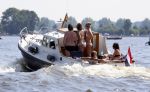 Loosdrecht 21 juli 2013
Jeroen Pauw heeft ongeluk gehad en zijn voet zit helemaal onder het bloed . Zijn vriendin nimet groeneweg troost hem als ze op zijn boot de whiteman ( vernoemd naar Paul Witteman) naar zijn huis toe varen.
Peter Smulders bv