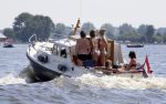 Loosdrecht 21 juli 2013
Jeroen Pauw heeft ongeluk gehad en zijn voet zit helemaal onder het bloed . Zijn vriendin nimet groeneweg troost hem als ze op zijn boot de whiteman ( vernoemd naar Paul Witteman) naar zijn huis toe varen.
Peter Smulders bv