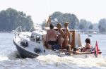 Loosdrecht 21 juli 2013
Jeroen Pauw heeft ongeluk gehad en zijn voet zit helemaal onder het bloed . Zijn vriendin nimet groeneweg troost hem als ze op zijn boot de whiteman ( vernoemd naar Paul Witteman) naar zijn huis toe varen.
Peter Smulders bv