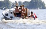 Loosdrecht 21 juli 2013
Jeroen Pauw heeft ongeluk gehad en zijn voet zit helemaal onder het bloed . Zijn vriendin nimet groeneweg troost hem als ze op zijn boot de whiteman ( vernoemd naar Paul Witteman) naar zijn huis toe varen.
Peter Smulders bv