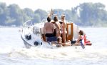 Loosdrecht 21 juli 2013
Jeroen Pauw heeft ongeluk gehad en zijn voet zit helemaal onder het bloed . Zijn vriendin nimet groeneweg troost hem als ze op zijn boot de whiteman ( vernoemd naar Paul Witteman) naar zijn huis toe varen.
Peter Smulders bv