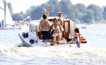 Loosdrecht 21 juli 2013
Jeroen Pauw heeft ongeluk gehad en zijn voet zit helemaal onder het bloed . Zijn vriendin nimet groeneweg troost hem als ze op zijn boot de whiteman ( vernoemd naar Paul Witteman) naar zijn huis toe varen.
Peter Smulders bv
