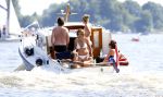 Loosdrecht 21 juli 2013
Jeroen Pauw heeft ongeluk gehad en zijn voet zit helemaal onder het bloed . Zijn vriendin nimet groeneweg troost hem als ze op zijn boot de whiteman ( vernoemd naar Paul Witteman) naar zijn huis toe varen.
Peter Smulders bv