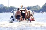 Loosdrecht 21 juli 2013
Jeroen Pauw heeft ongeluk gehad en zijn voet zit helemaal onder het bloed . Zijn vriendin nimet groeneweg troost hem als ze op zijn boot de whiteman ( vernoemd naar Paul Witteman) naar zijn huis toe varen.
Peter Smulders bv