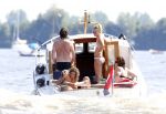 Loosdrecht 21 juli 2013
Jeroen Pauw heeft ongeluk gehad en zijn voet zit helemaal onder het bloed . Zijn vriendin nimet groeneweg troost hem als ze op zijn boot de whiteman ( vernoemd naar Paul Witteman) naar zijn huis toe varen.
Peter Smulders bv
