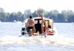 Loosdrecht 21 juli 2013
Jeroen Pauw heeft ongeluk gehad en zijn voet zit helemaal onder het bloed . Zijn vriendin nimet groeneweg troost hem als ze op zijn boot de whiteman ( vernoemd naar Paul Witteman) naar zijn huis toe varen.
Peter Smulders bv