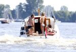 Loosdrecht 21 juli 2013
Jeroen Pauw heeft ongeluk gehad en zijn voet zit helemaal onder het bloed . Zijn vriendin nimet groeneweg troost hem als ze op zijn boot de whiteman ( vernoemd naar Paul Witteman) naar zijn huis toe varen.
Peter Smulders bv
