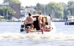 Loosdrecht 21 juli 2013
Jeroen Pauw heeft ongeluk gehad en zijn voet zit helemaal onder het bloed . Zijn vriendin nimet groeneweg troost hem als ze op zijn boot de whiteman ( vernoemd naar Paul Witteman) naar zijn huis toe varen.
Peter Smulders bv