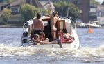 Loosdrecht 21 juli 2013
Jeroen Pauw heeft ongeluk gehad en zijn voet zit helemaal onder het bloed . Zijn vriendin nimet groeneweg troost hem als ze op zijn boot de whiteman ( vernoemd naar Paul Witteman) naar zijn huis toe varen.
Peter Smulders bv
