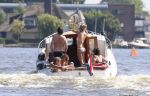 Loosdrecht 21 juli 2013
Jeroen Pauw heeft ongeluk gehad en zijn voet zit helemaal onder het bloed . Zijn vriendin nimet groeneweg troost hem als ze op zijn boot de whiteman ( vernoemd naar Paul Witteman) naar zijn huis toe varen.
Peter Smulders bv