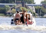 Loosdrecht 21 juli 2013
Jeroen Pauw heeft ongeluk gehad en zijn voet zit helemaal onder het bloed . Zijn vriendin nimet groeneweg troost hem als ze op zijn boot de whiteman ( vernoemd naar Paul Witteman) naar zijn huis toe varen.
Peter Smulders bv
