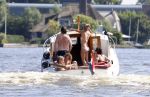 Loosdrecht 21 juli 2013
Jeroen Pauw heeft ongeluk gehad en zijn voet zit helemaal onder het bloed . Zijn vriendin nimet groeneweg troost hem als ze op zijn boot de whiteman ( vernoemd naar Paul Witteman) naar zijn huis toe varen.
Peter Smulders bv
