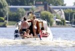 Loosdrecht 21 juli 2013
Jeroen Pauw heeft ongeluk gehad en zijn voet zit helemaal onder het bloed . Zijn vriendin nimet groeneweg troost hem als ze op zijn boot de whiteman ( vernoemd naar Paul Witteman) naar zijn huis toe varen.
Peter Smulders bv