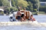 Loosdrecht 21 juli 2013
Jeroen Pauw heeft ongeluk gehad en zijn voet zit helemaal onder het bloed . Zijn vriendin nimet groeneweg troost hem als ze op zijn boot de whiteman ( vernoemd naar Paul Witteman) naar zijn huis toe varen.
Peter Smulders bv