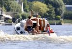 Loosdrecht 21 juli 2013
Jeroen Pauw heeft ongeluk gehad en zijn voet zit helemaal onder het bloed . Zijn vriendin nimet groeneweg troost hem als ze op zijn boot de whiteman ( vernoemd naar Paul Witteman) naar zijn huis toe varen.
Peter Smulders bv