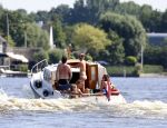 Loosdrecht 21 juli 2013
Jeroen Pauw heeft ongeluk gehad en zijn voet zit helemaal onder het bloed . Zijn vriendin nimet groeneweg troost hem als ze op zijn boot de whiteman ( vernoemd naar Paul Witteman) naar zijn huis toe varen.
Peter Smulders bv