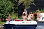 Loosdrecht 21 juli 2013
Jeroen Pauw heeft ongeluk gehad en zijn voet zit helemaal onder het bloed . Zijn vriendin nimet groeneweg troost hem als ze op zijn boot de whiteman ( vernoemd naar Paul Witteman) naar zijn huis toe varen.
Peter Smulders bv