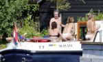 Loosdrecht 21 juli 2013
Jeroen Pauw heeft ongeluk gehad en zijn voet zit helemaal onder het bloed . Zijn vriendin nimet groeneweg troost hem als ze op zijn boot de whiteman ( vernoemd naar Paul Witteman) naar zijn huis toe varen.
Peter Smulders bv
