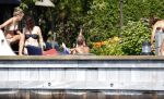 Loosdrecht 21 juli 2013
Jeroen Pauw heeft ongeluk gehad en zijn voet zit helemaal onder het bloed . Zijn vriendin nimet groeneweg troost hem als ze op zijn boot de whiteman ( vernoemd naar Paul Witteman) naar zijn huis toe varen.
Peter Smulders bv