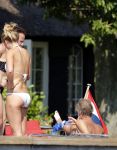 Loosdrecht 21 juli 2013
Jeroen Pauw heeft ongeluk gehad en zijn voet zit helemaal onder het bloed . Zijn vriendin nimet groeneweg troost hem als ze op zijn boot de whiteman ( vernoemd naar Paul Witteman) naar zijn huis toe varen.
Peter Smulders bv