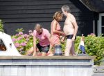 Loosdrecht 21 juli 2013
Jeroen Pauw heeft ongeluk gehad en zijn voet zit helemaal onder het bloed . Zijn vriendin nimet groeneweg troost hem als ze op zijn boot de whiteman ( vernoemd naar Paul Witteman) naar zijn huis toe varen.
Peter Smulders bv