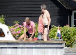 Loosdrecht 21 juli 2013
Jeroen Pauw heeft ongeluk gehad en zijn voet zit helemaal onder het bloed . Zijn vriendin nimet groeneweg troost hem als ze op zijn boot de whiteman ( vernoemd naar Paul Witteman) naar zijn huis toe varen.
Peter Smulders bv