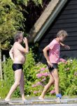 Loosdrecht 21 juli 2013
Jeroen Pauw heeft ongeluk gehad en zijn voet zit helemaal onder het bloed . Zijn vriendin nimet groeneweg troost hem als ze op zijn boot de whiteman ( vernoemd naar Paul Witteman) naar zijn huis toe varen.
Peter Smulders bv