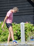 Loosdrecht 21 juli 2013
Jeroen Pauw heeft ongeluk gehad en zijn voet zit helemaal onder het bloed . Zijn vriendin nimet groeneweg troost hem als ze op zijn boot de whiteman ( vernoemd naar Paul Witteman) naar zijn huis toe varen.
Peter Smulders bv